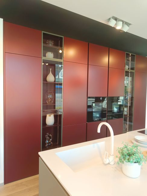 Cucina Lounge metallo laccato Rosso Roma di Veneta Cucine Image