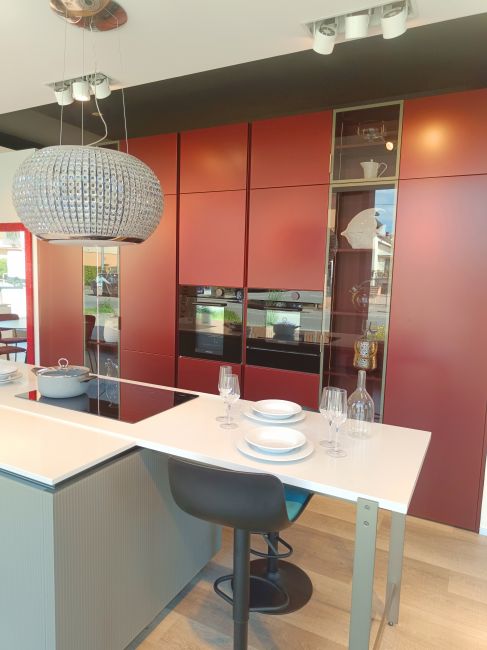 Cucina Lounge metallo laccato Rosso Roma di Veneta Cucine Image