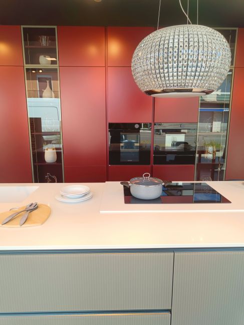 Cucina Lounge metallo laccato Rosso Roma di Veneta Cucine Image