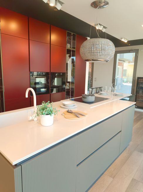 Cucina Lounge metallo laccato Rosso Roma di Veneta Cucine Image