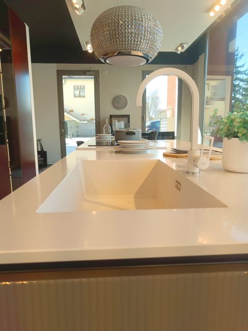 Cucina Lounge metallo laccato Rosso Roma di Veneta Cucine Image