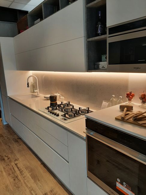 Cucina lineare bianca Image