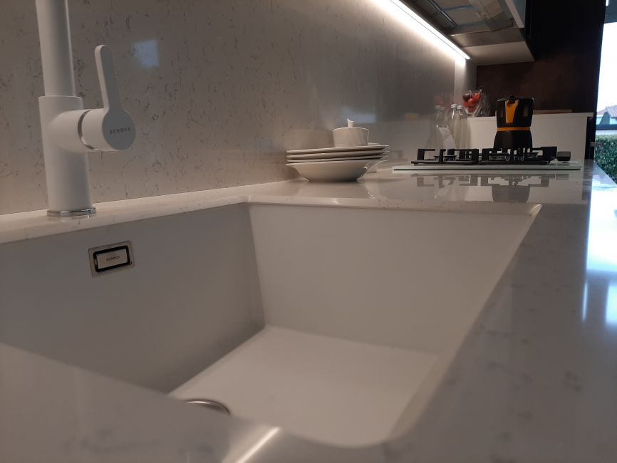 Cucina lineare bianca Image